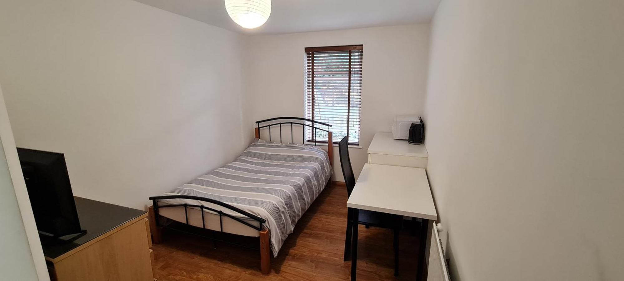Luton, Lu3 Double Ensuite Room ルートン 部屋 写真